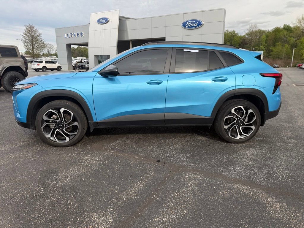 Used 2025 Chevrolet Trax RS w/ Driver Confidence Package FWD image 2