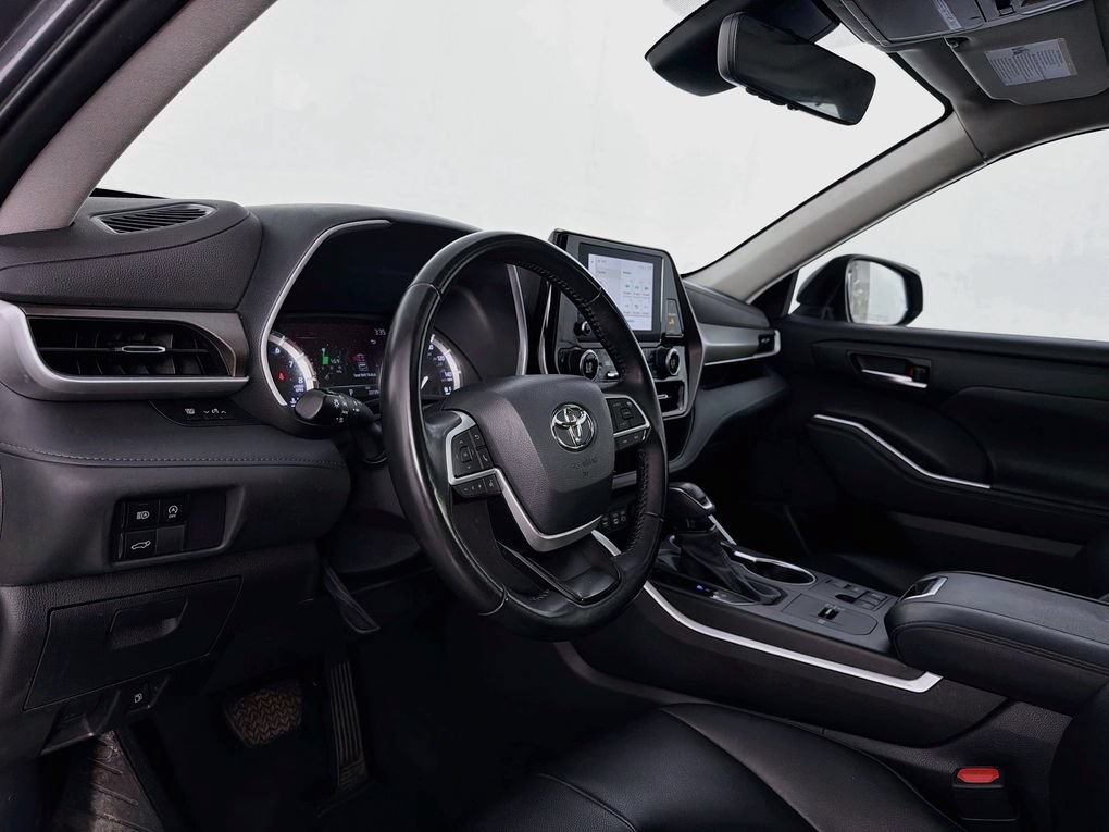 Used 2023 Toyota Highlander XLE FWD image 14
