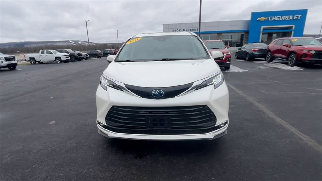 Used 2021 Toyota Sienna XLE image 3