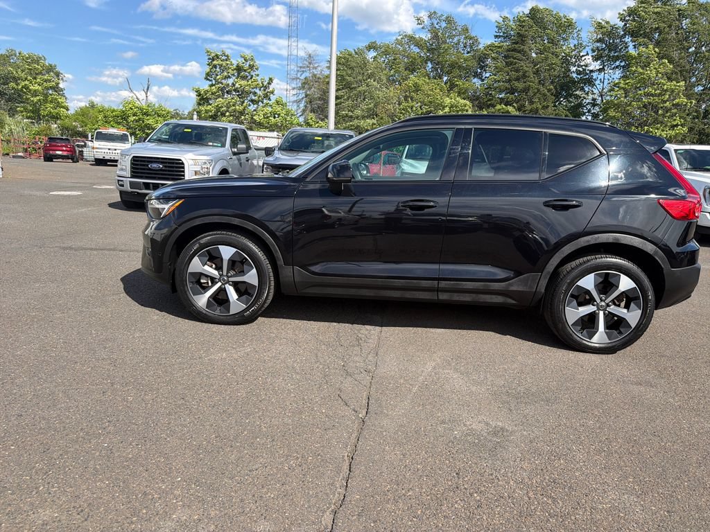 Used 2023 Volvo XC40 B5 Plus w/ Driver Assist Package AWD/4WD image 2