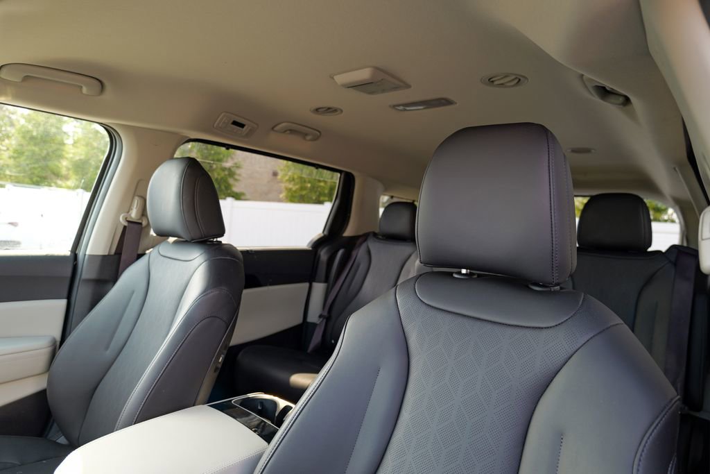 Used 2024 Kia Carnival EX image 23