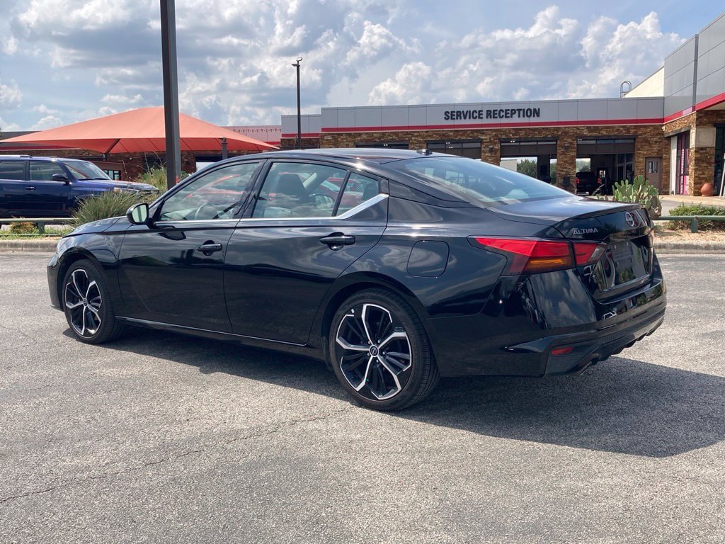 Used 2025 Nissan Altima 2.5 SR FWD image 7