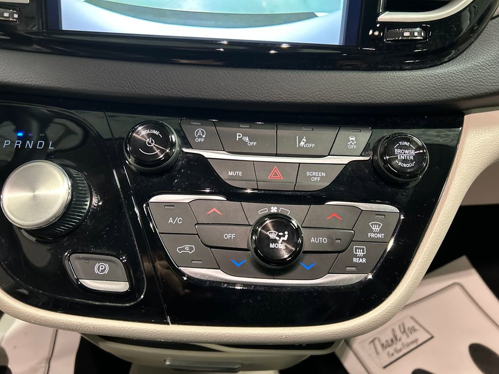 Used 2024 Chrysler Pacifica Touring-L FWD image 19