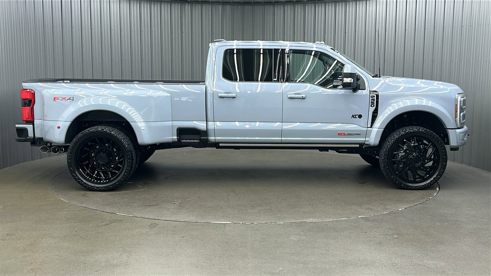 Used 2025 Ford F450 Platinum w/ FX4 Off-Road Package image 6