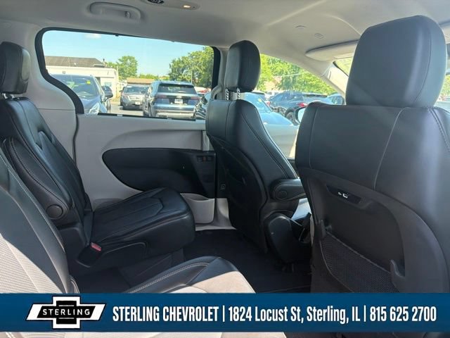 Used 2024 Chrysler Pacifica Touring-L FWD image 13