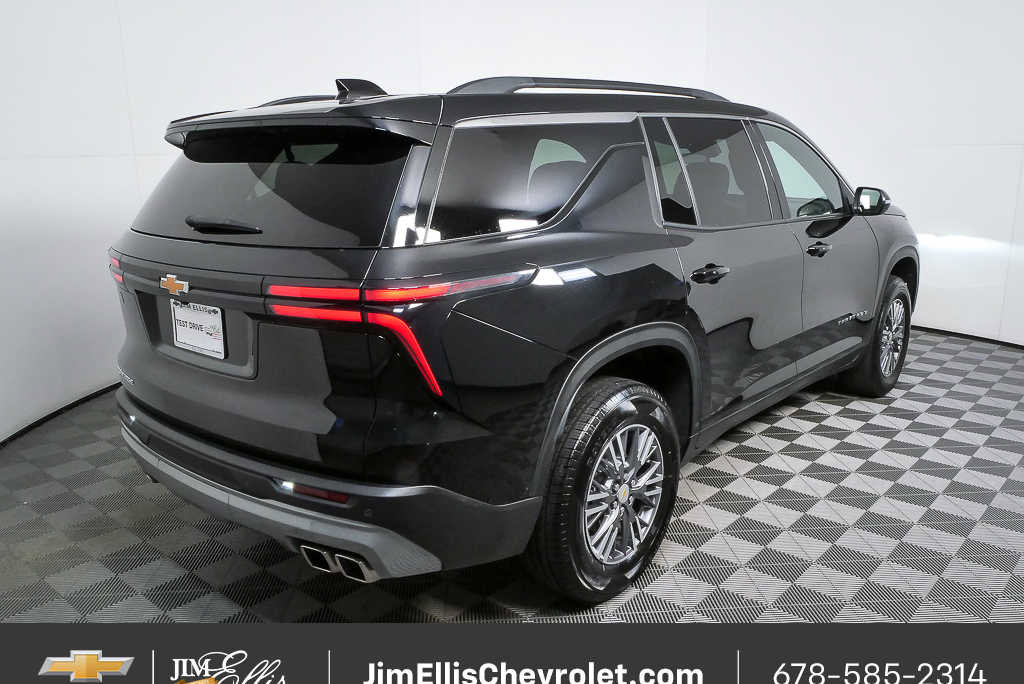 Used 2025 Chevrolet Traverse LT image 3