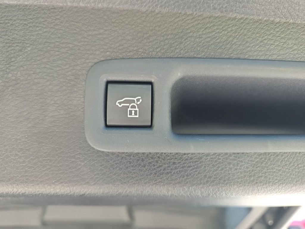 Used 2025 Toyota Sienna XLE Woodland Edition image 43