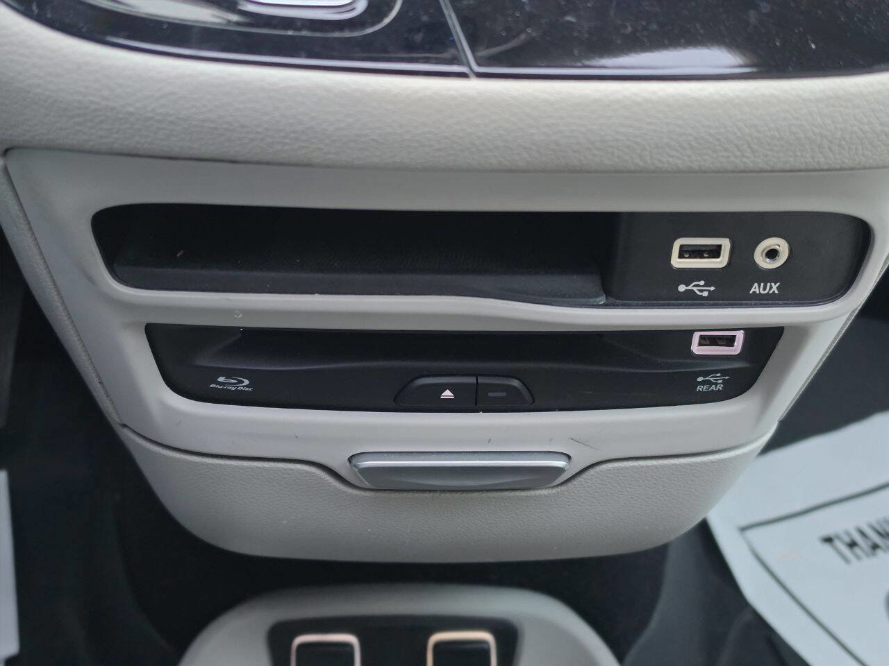 Used 2017 Chrysler Pacifica Limited w/ UConnect Theater Package FWD image 28