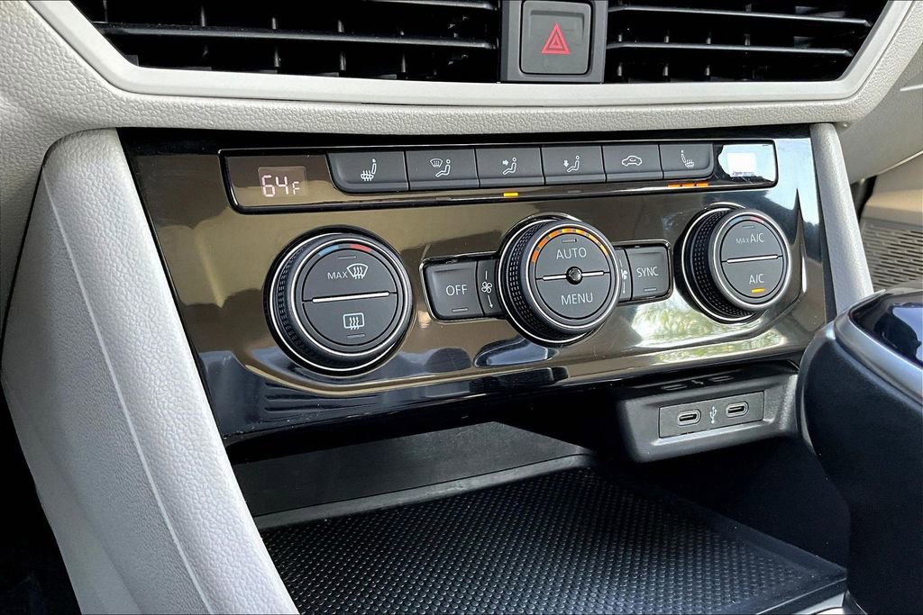 Used 2023 Volkswagen Jetta SE w/ Panoramic Sunroof Package image 13