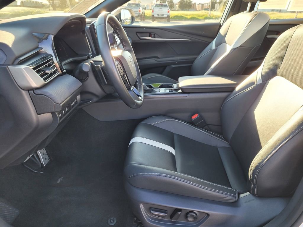 Used 2025 Toyota Camry SE image 14