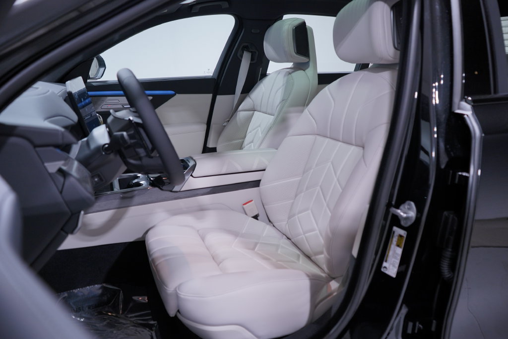 New 2027 BMW 740i w/ Executive Package RWD image 7