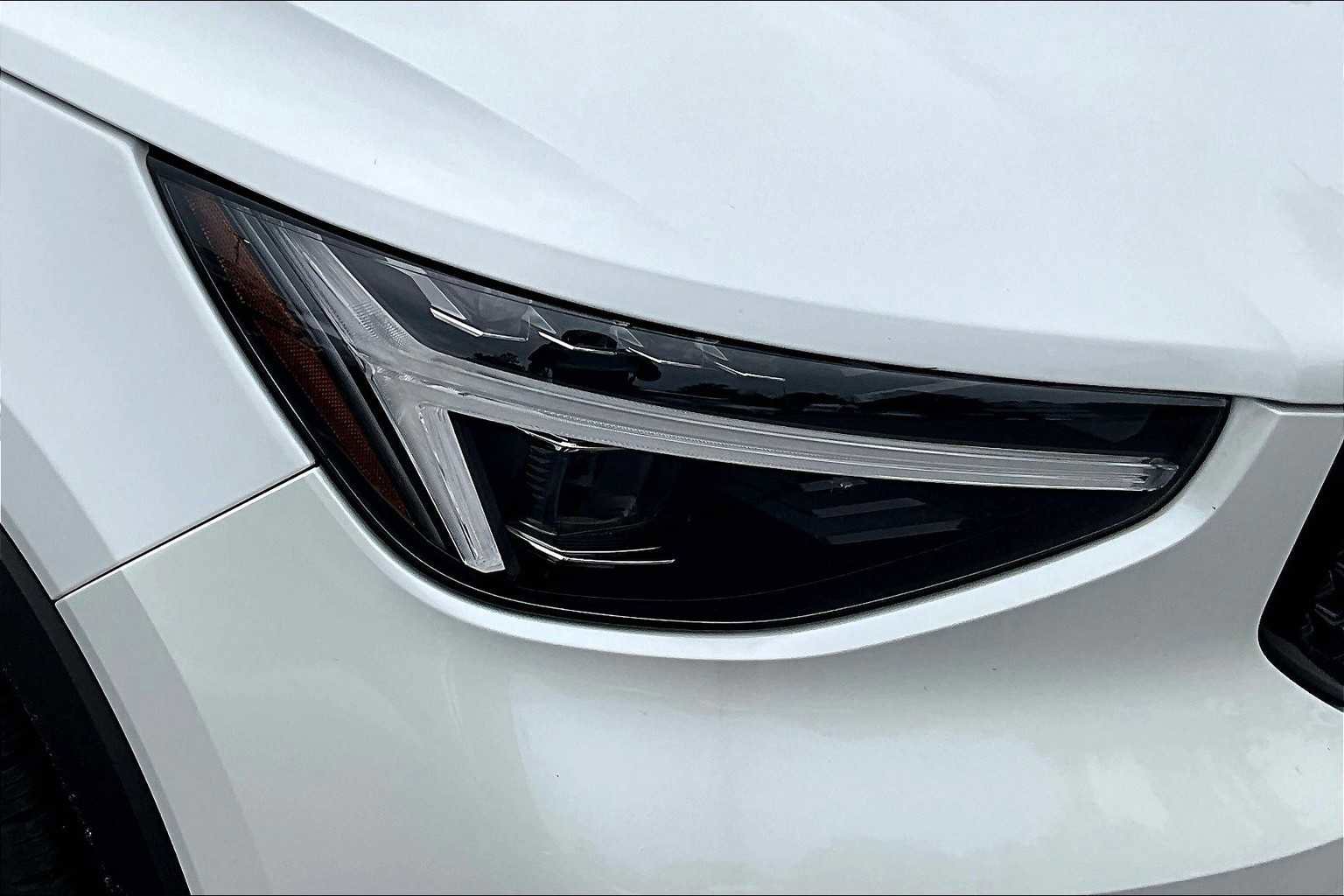 Used 2025 Volvo XC40 B5 Plus w/ Protection Package Premier image 25