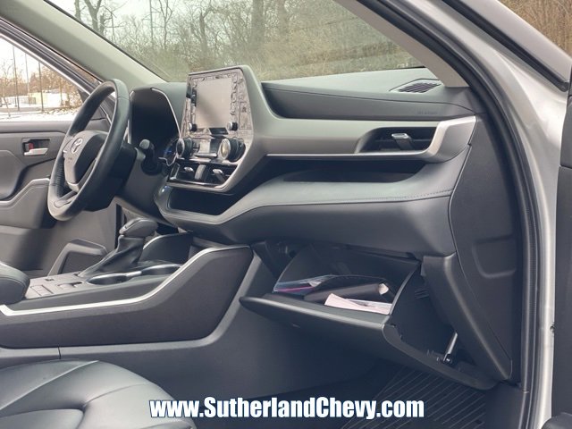 Used 2022 Toyota Highlander XLE image 19
