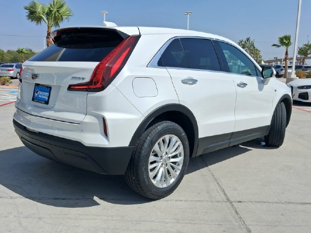 Used 2024 Cadillac XT4 Luxury w/ Cold Weather Package FWD image 7