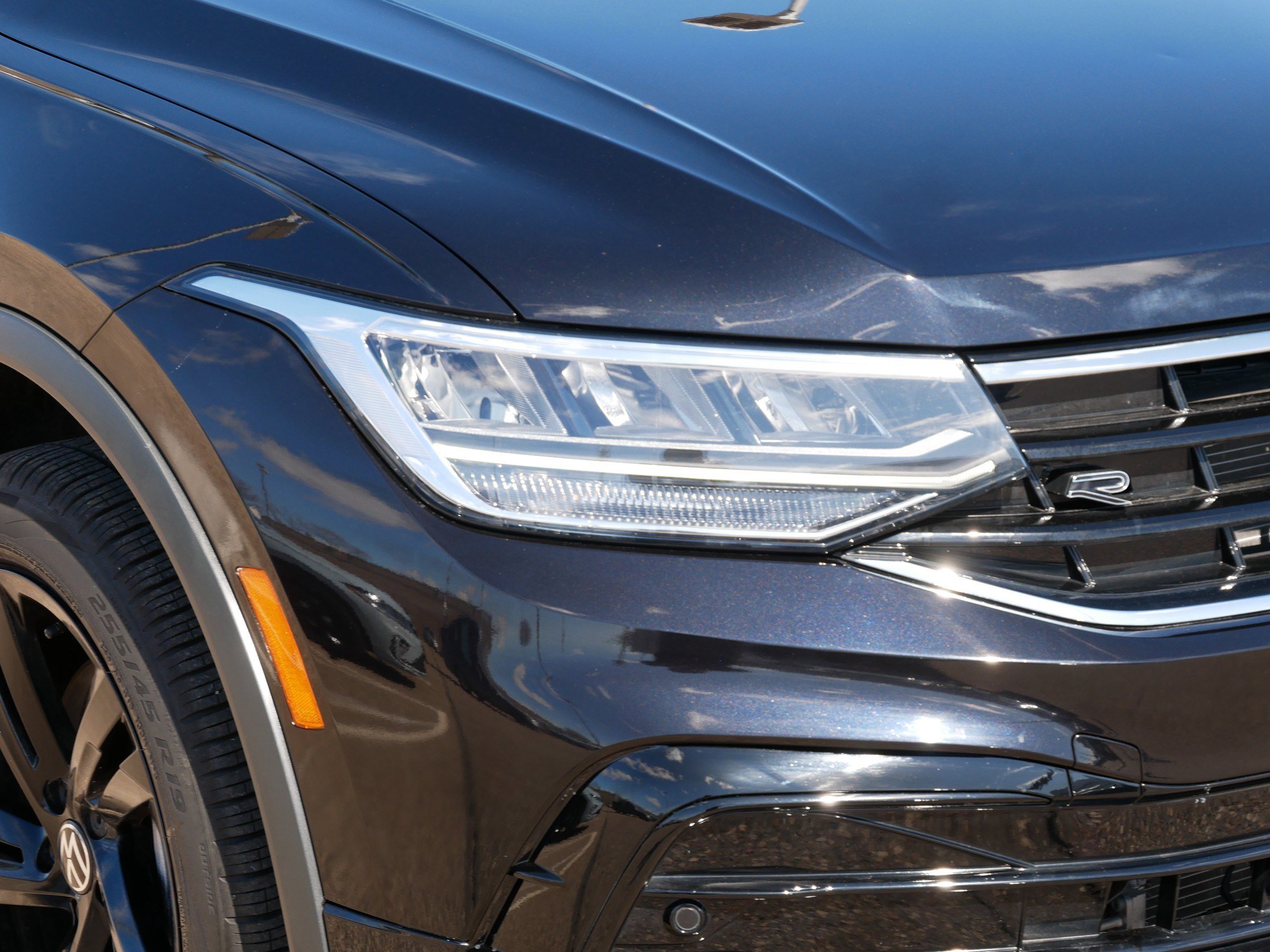 Used 2024 Volkswagen Tiguan SE R-Line w/ MDO Package, Two-Row image 16