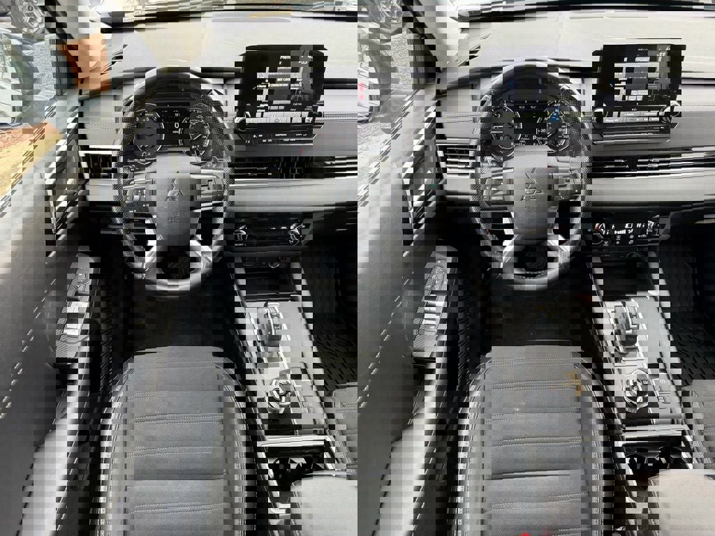 Used 2024 Mitsubishi Outlander SE image 11