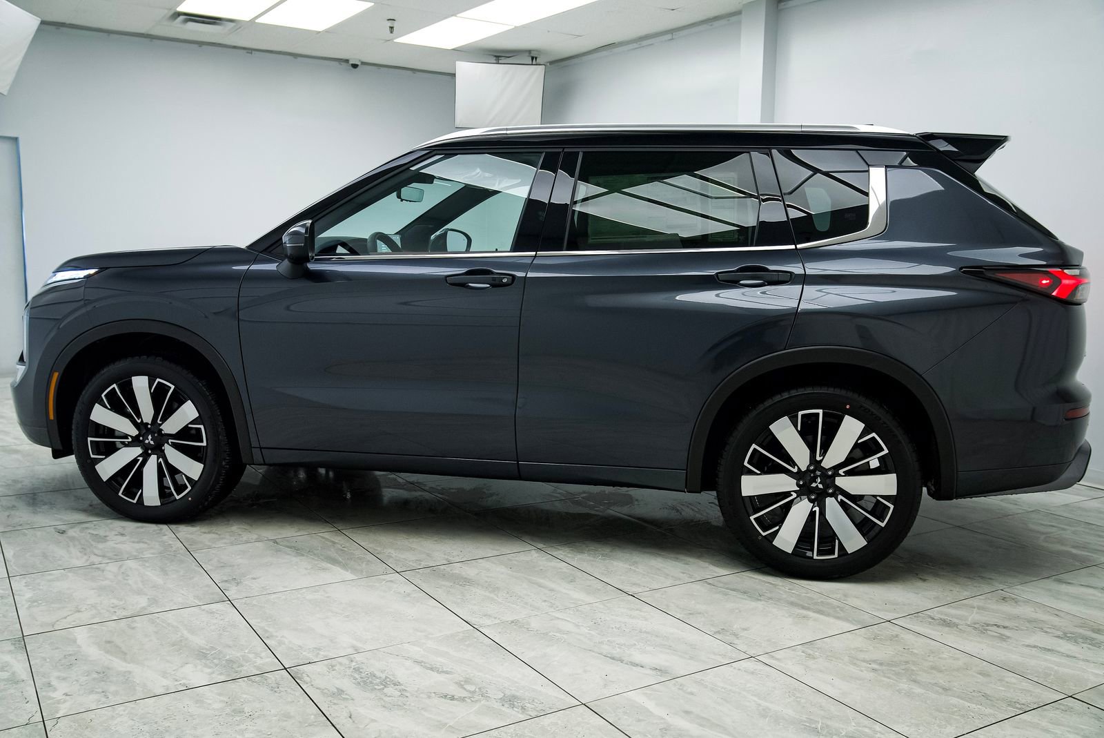 Used 2025 Mitsubishi Outlander SE image 3