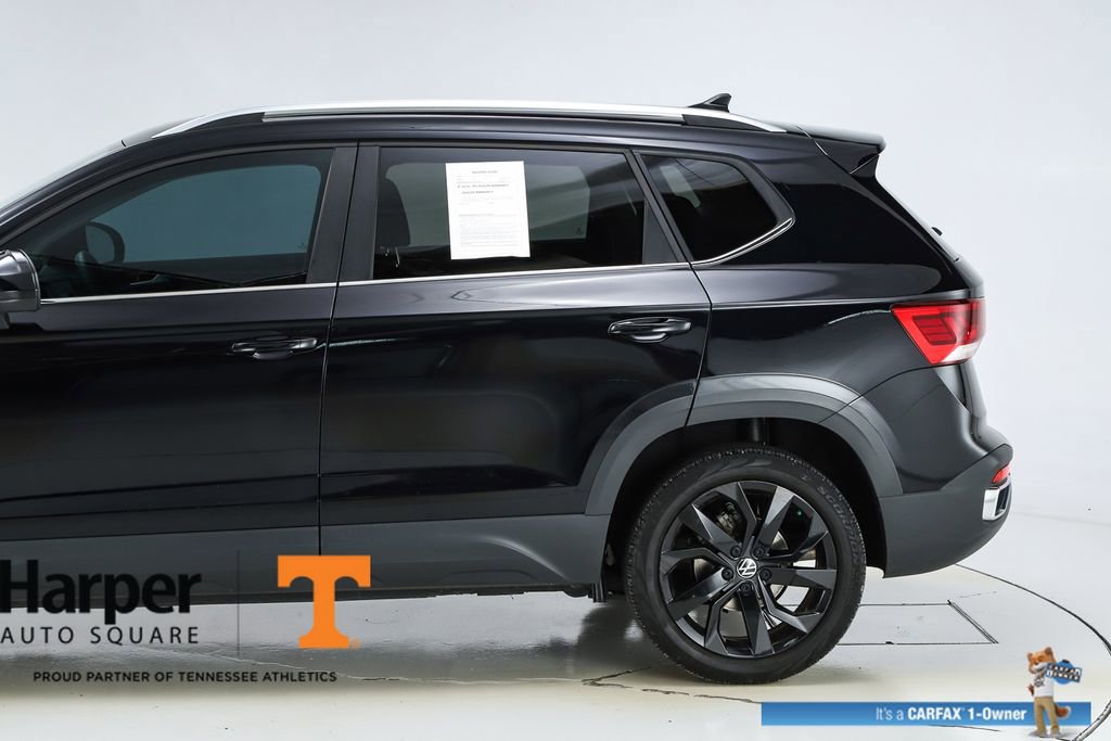 Used 2023 Volkswagen Taos SE w/ Panoramic Sunroof Package FWD image 4