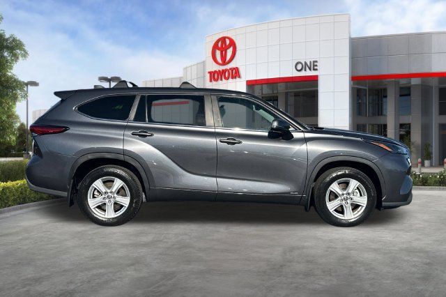 Used 2023 Toyota Highlander LE AWD/4WD image 3