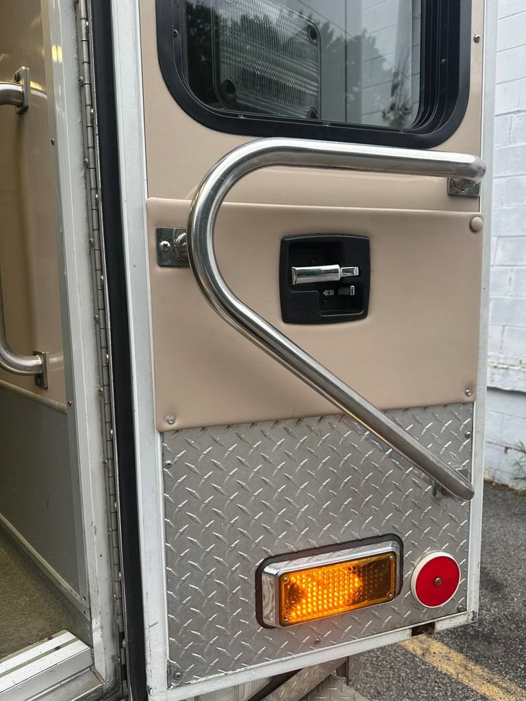 Used 2011 Chevrolet Express 4500 w/ Ambulance Package RWD image 35
