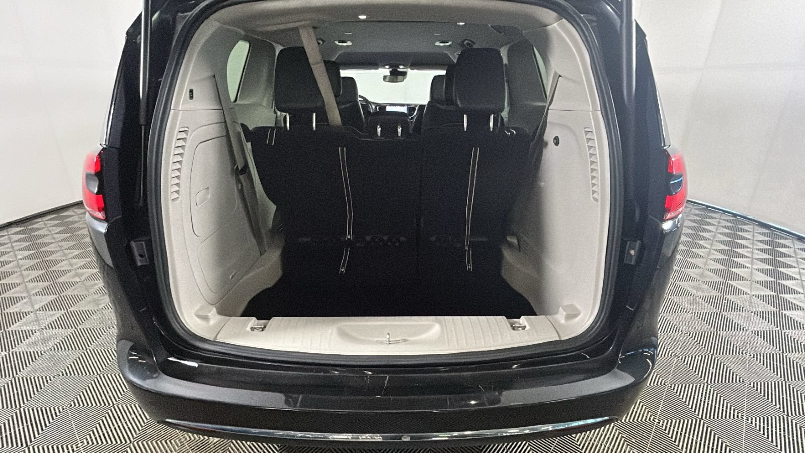 Used 2023 Chrysler Pacifica Touring-L FWD image 28