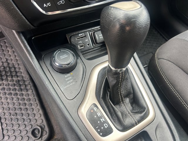 Used 2015 Jeep Cherokee Latitude w/ Cold Weather Group image 24