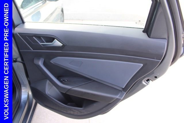 Used 2025 Volkswagen Jetta SE w/ Sunroof Package image 21