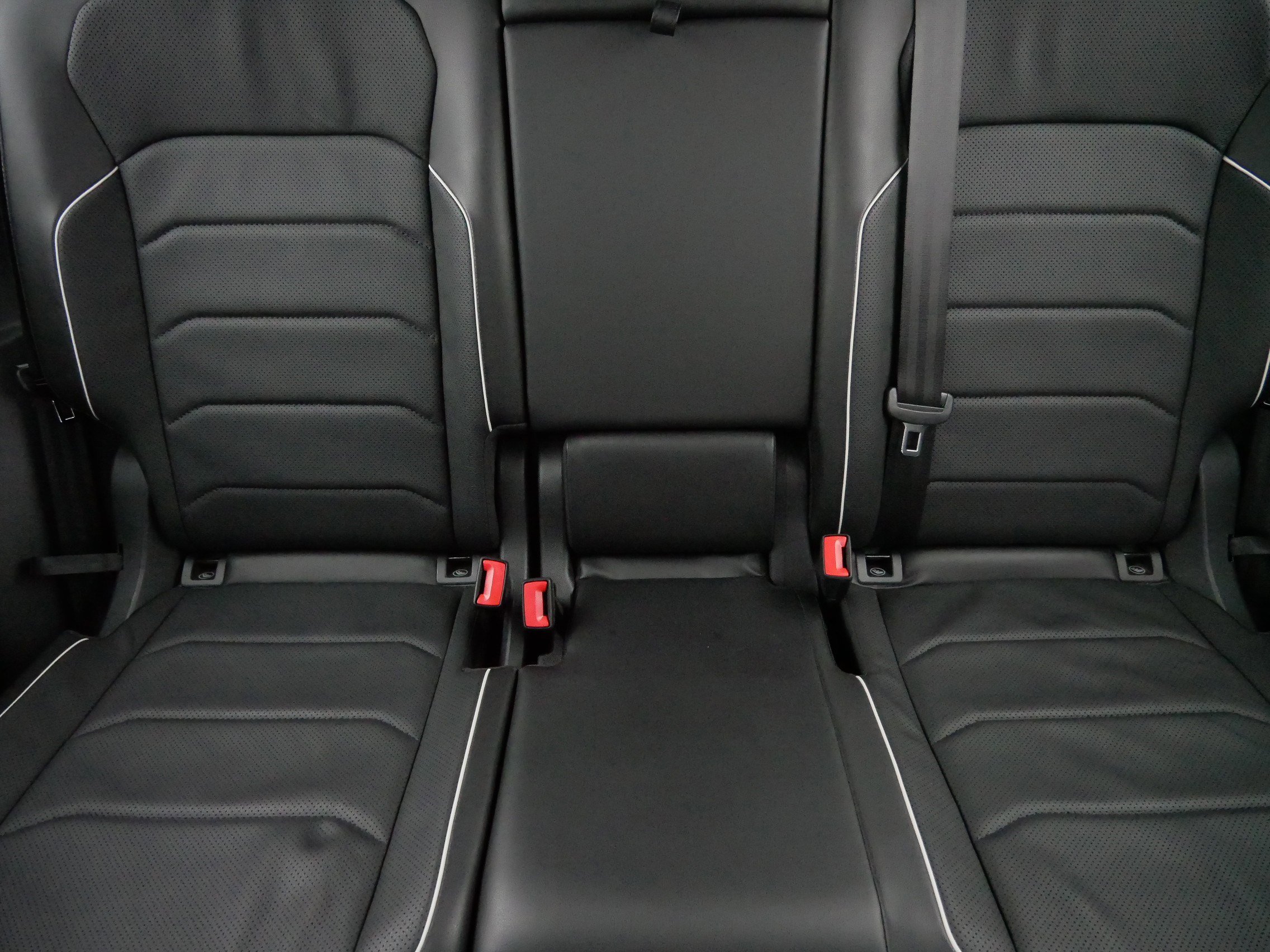 Certified 2022 Volkswagen Tiguan SEL R-Line image 13