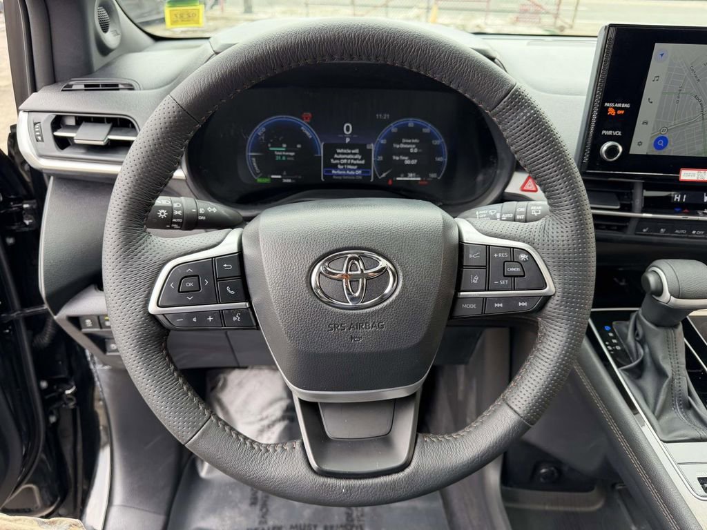 Used 2025 Toyota Sienna Platinum image 33