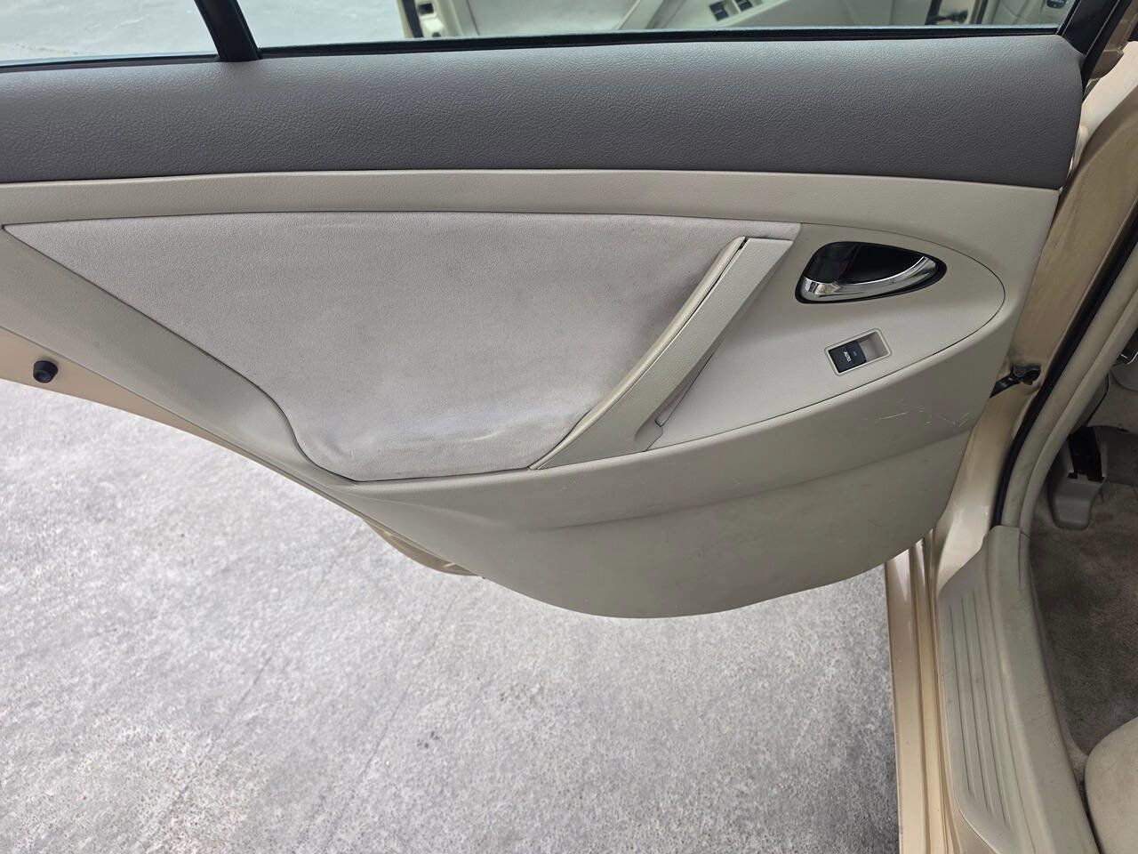 Used 2010 Toyota Camry LE image 20