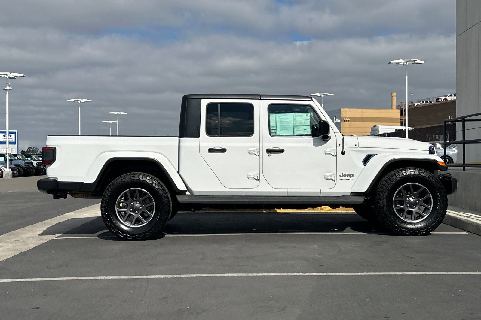Used 2020 Jeep Gladiator Overland AWD/4WD image 2