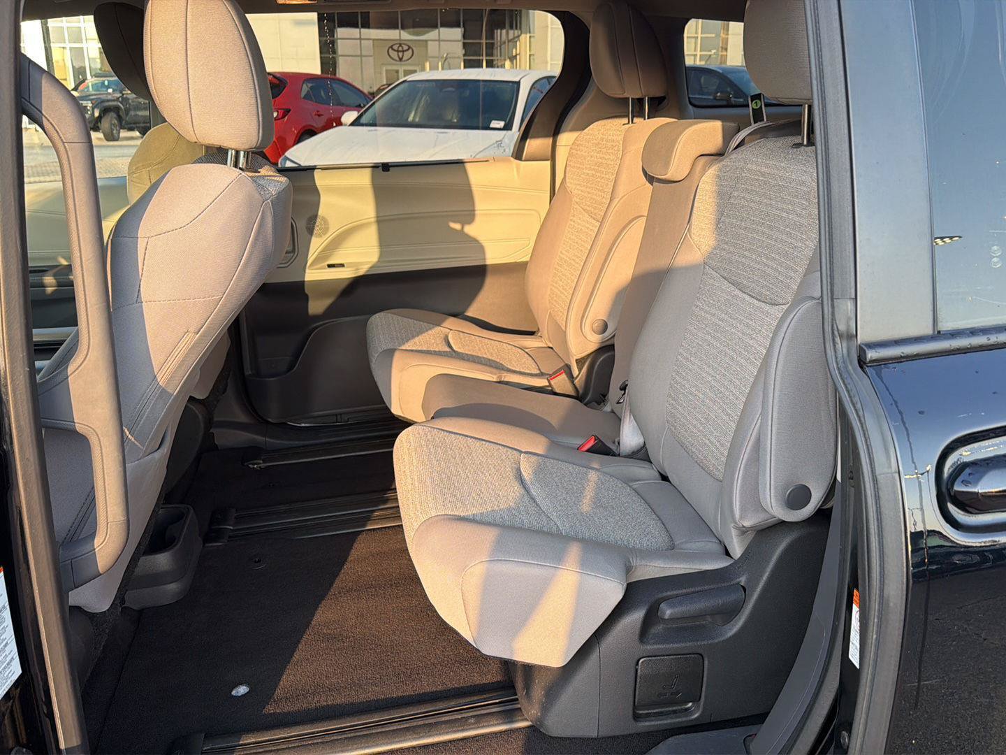 Used 2023 Toyota Sienna LE FWD image 11
