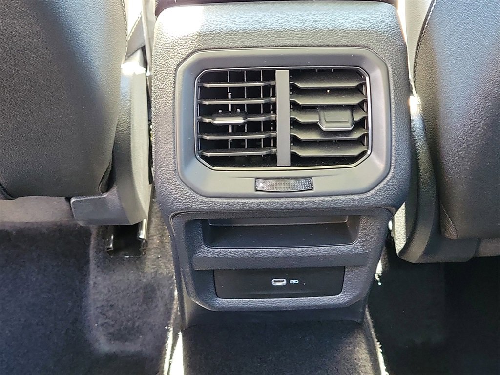 Certified 2025 Volkswagen Taos SE image 11
