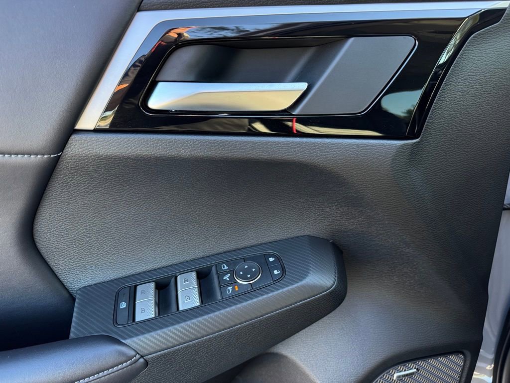 New 2025 Mitsubishi Outlander SE image 32