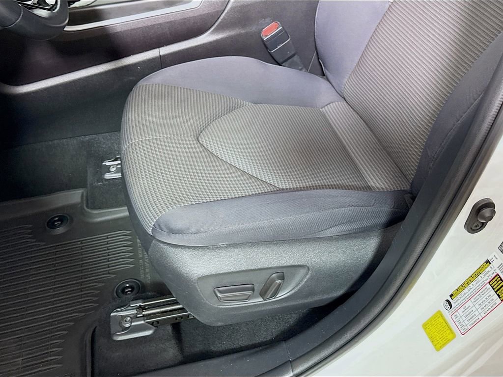 Used 2021 Toyota Highlander LE FWD image 18