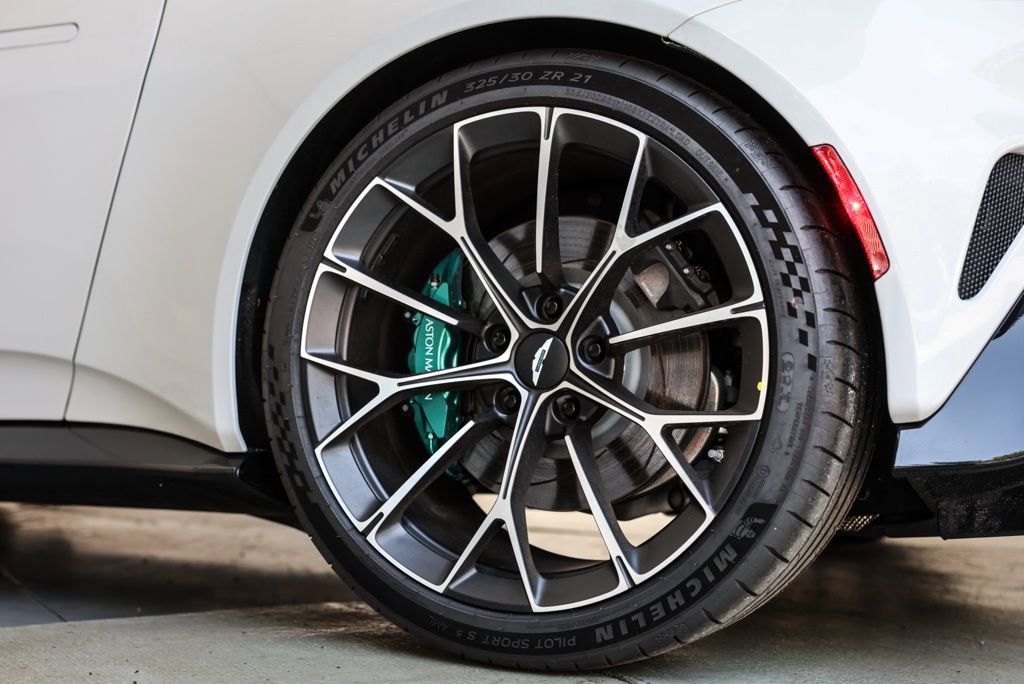 Used 2025 Aston Martin V8 Vantage Coupe image 13