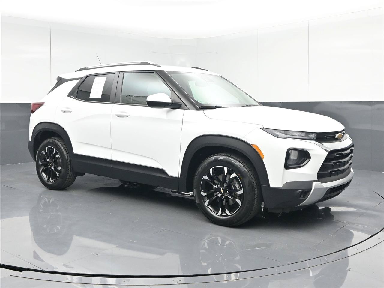 Used 2022 Chevrolet TrailBlazer LT w/ Convenience Package FWD image 3