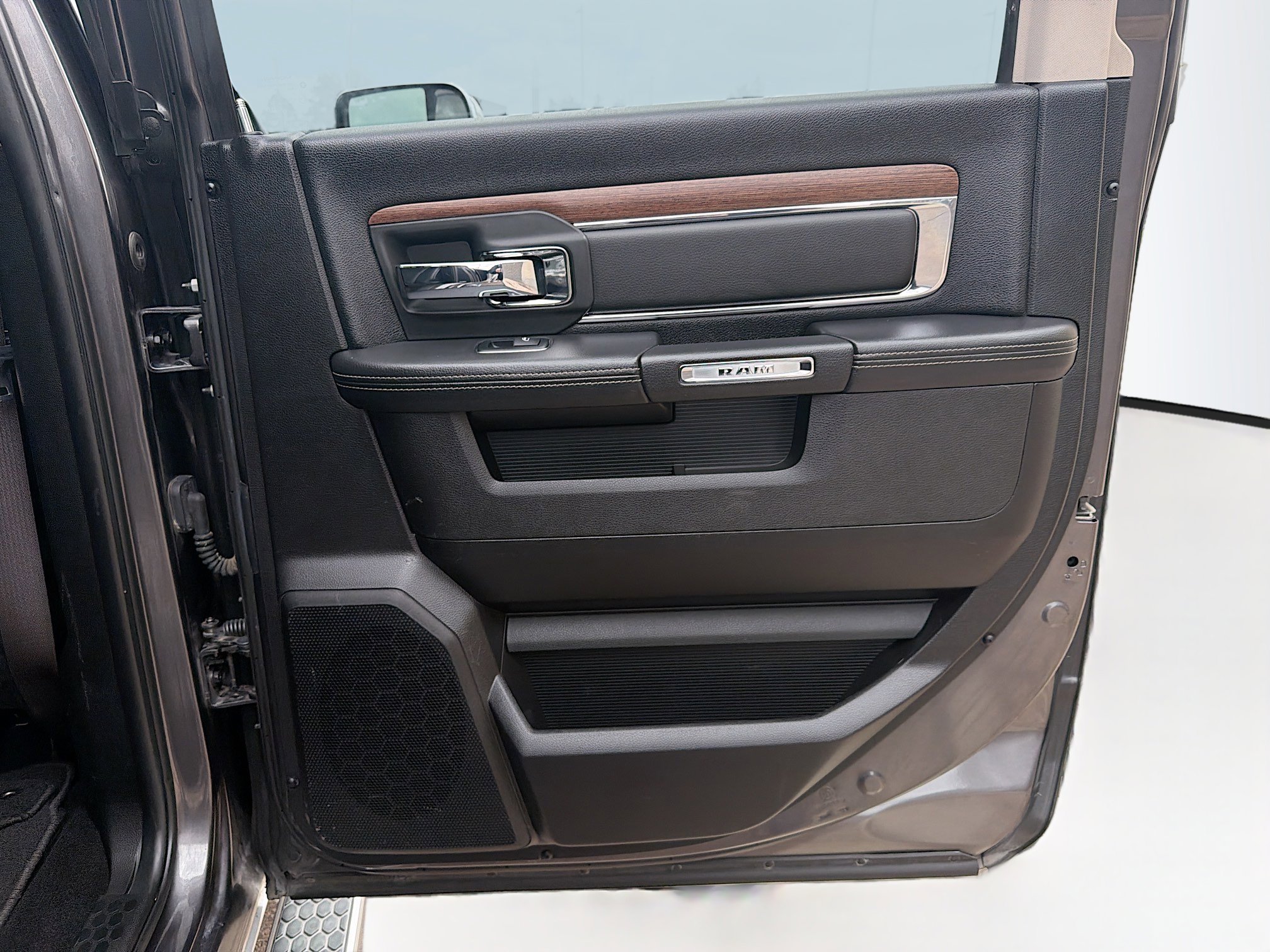 Used 2018 RAM 1500 Laramie w/ Convenience Group AWD/4WD image 30