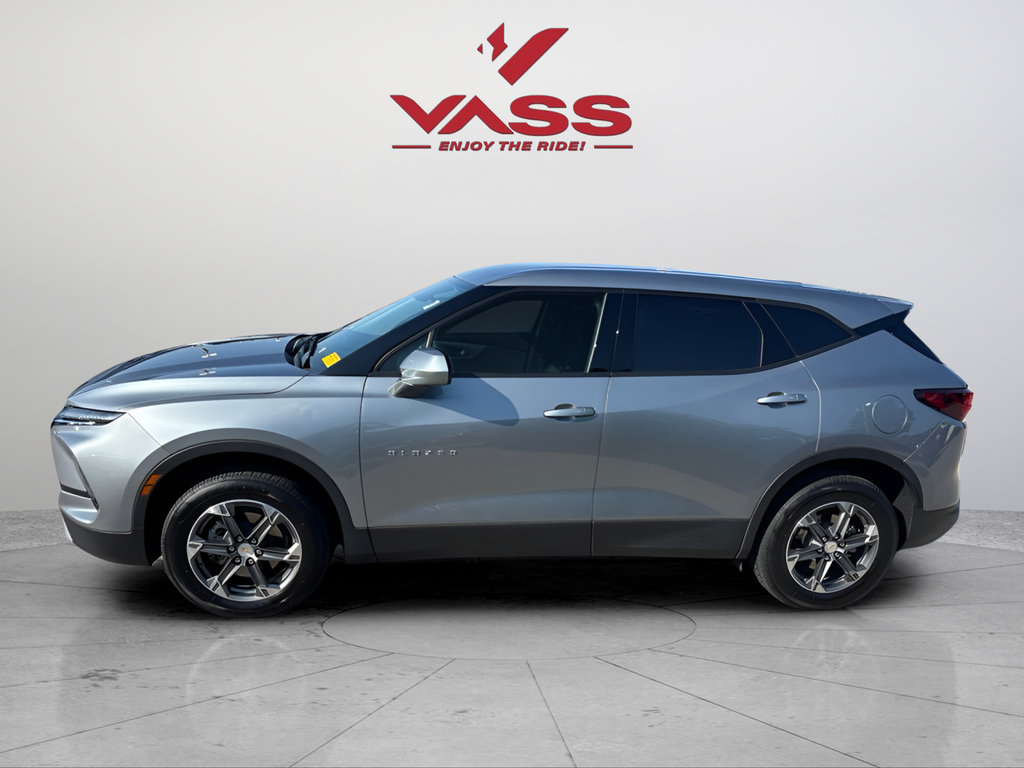 Used 2025 Chevrolet Blazer LT FWD image 2