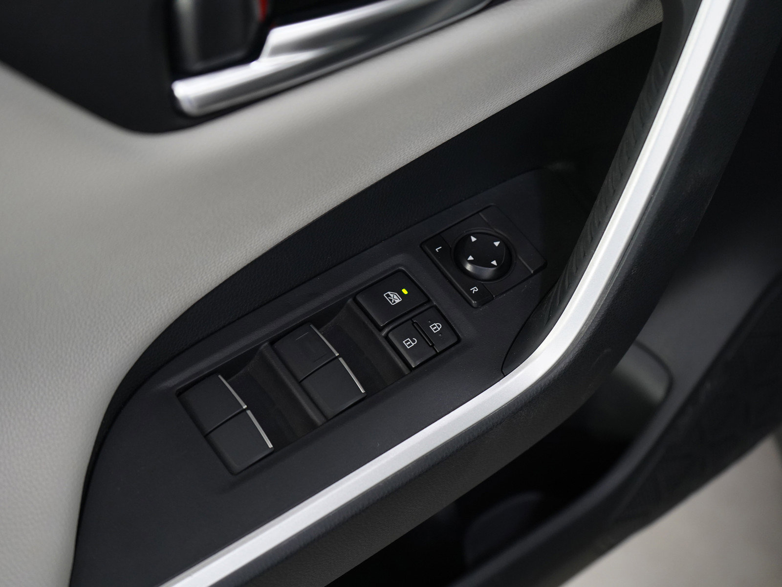 Used 2019 Toyota RAV4 Limited image 19