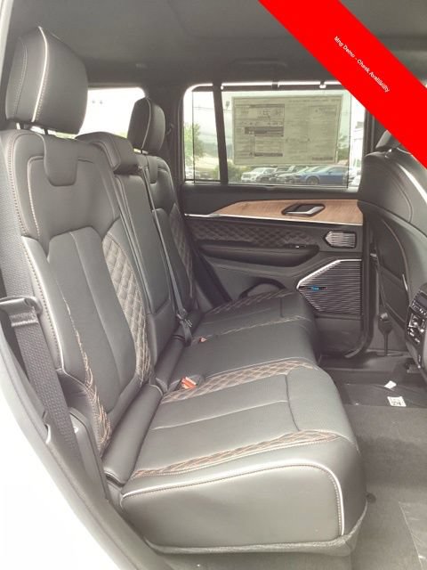 Used 2023 Jeep Grand Cherokee Summit AWD/4WD image 18