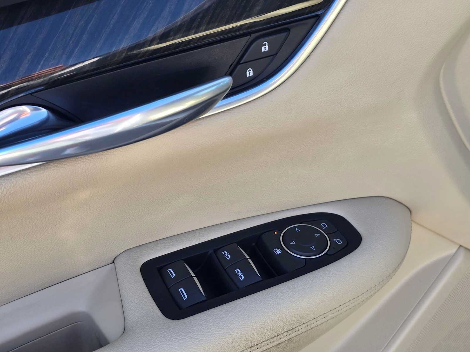 Used 2018 Cadillac XT5 FWD image 19