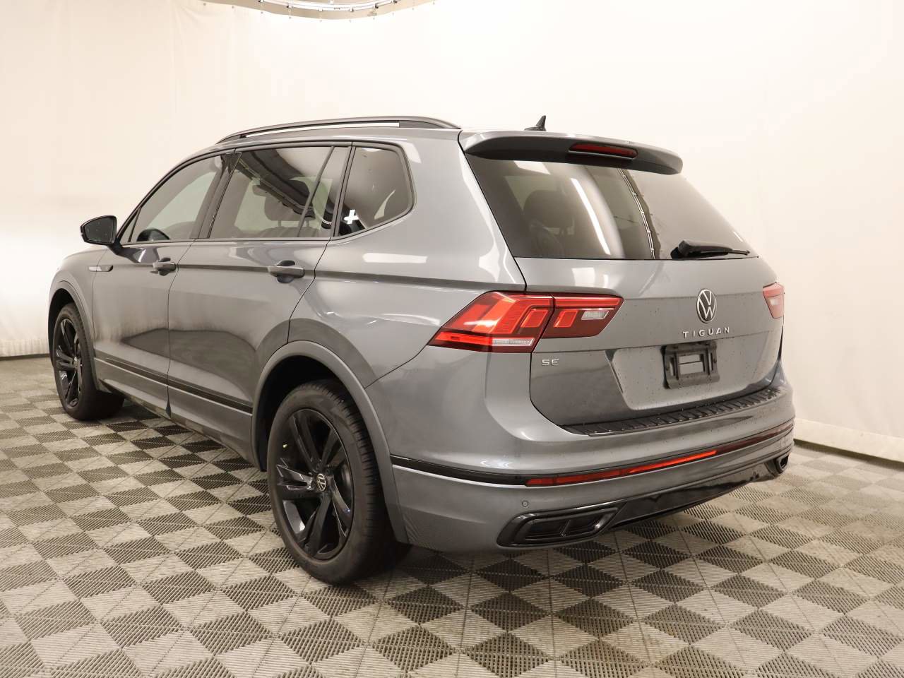 Used 2023 Volkswagen Tiguan SE R-Line image 3
