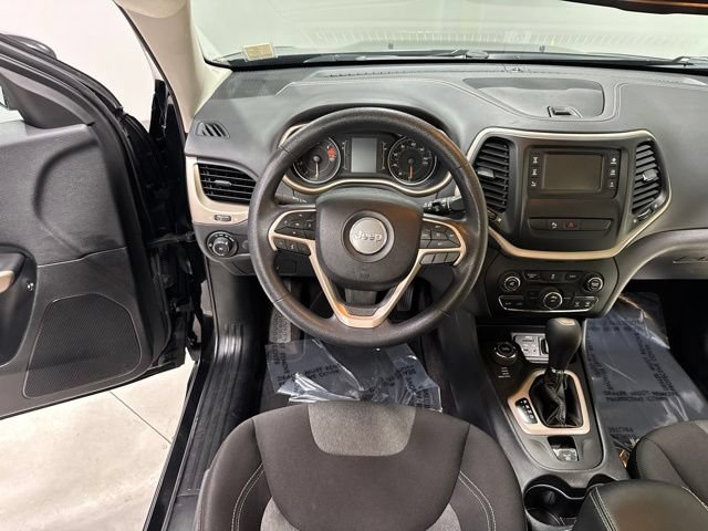 Used 2018 Jeep Cherokee Latitude w/ Safety Group AWD/4WD image 13
