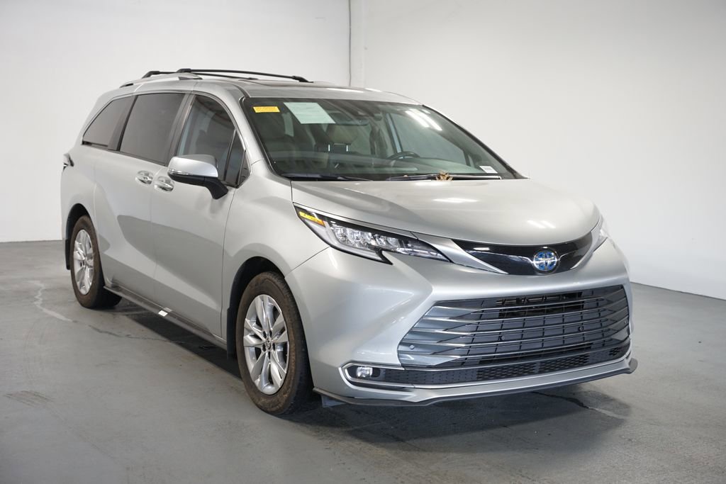 Used 2023 Toyota Sienna Limited image 3
