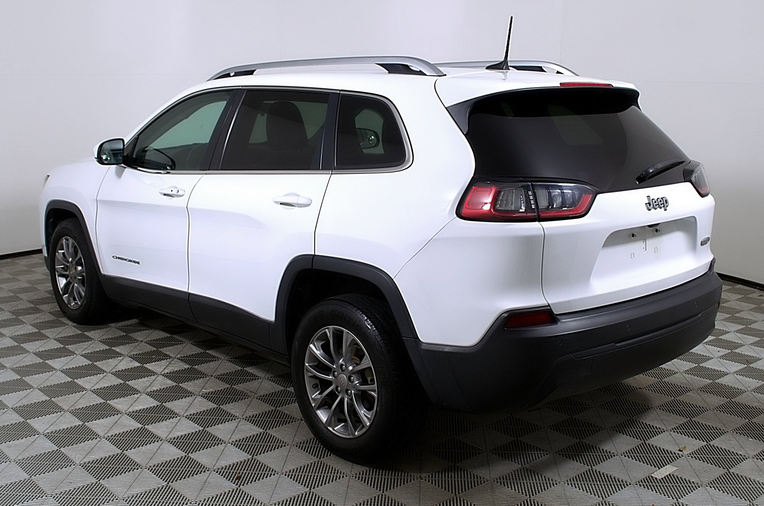 Used 2019 Jeep Cherokee Latitude Plus image 9