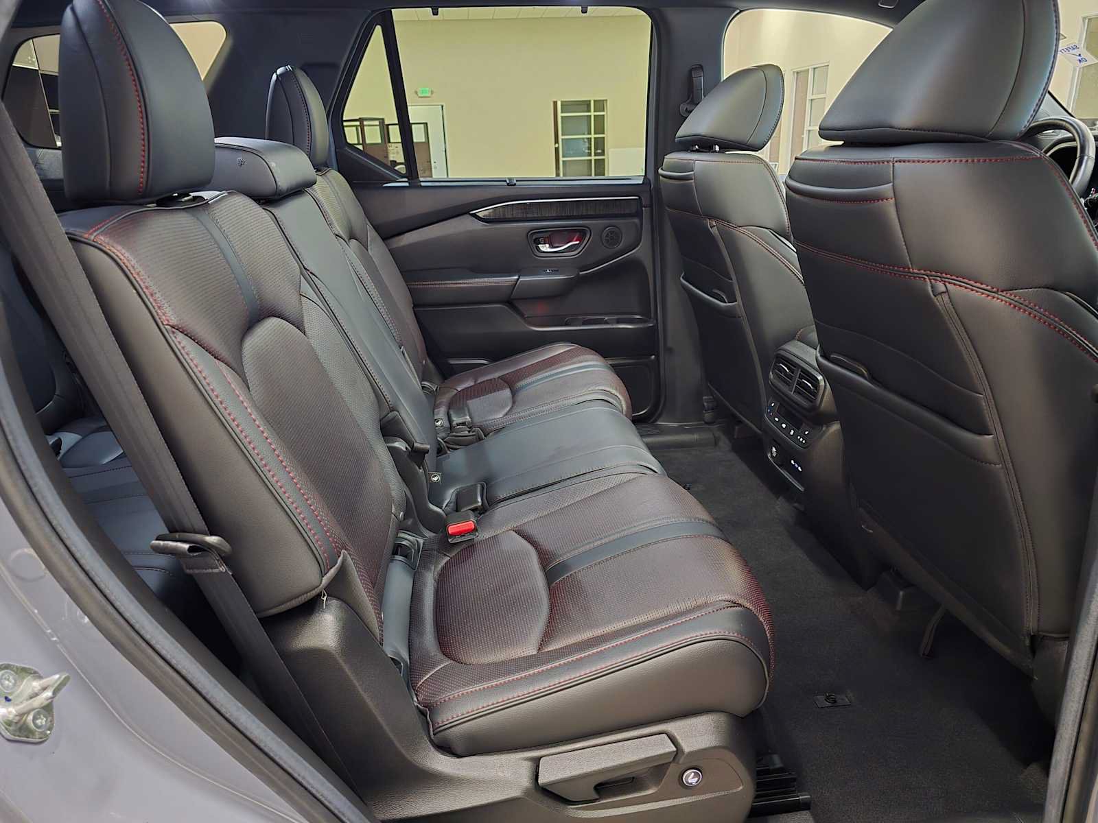 Used 2025 Honda Pilot Black Edition image 28