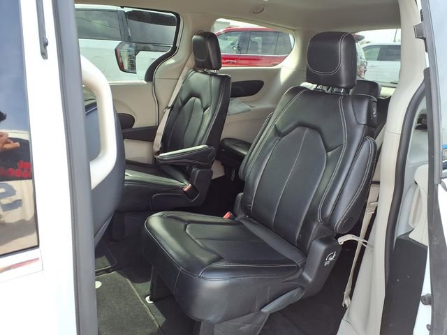 Used 2024 Chrysler Pacifica Touring-L FWD image 19