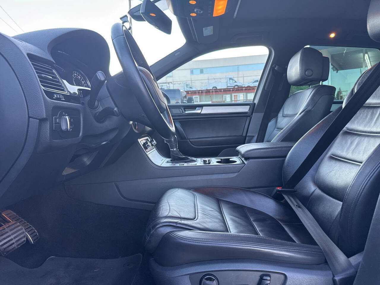 Used 2014 Volkswagen Touareg VR6 image 32