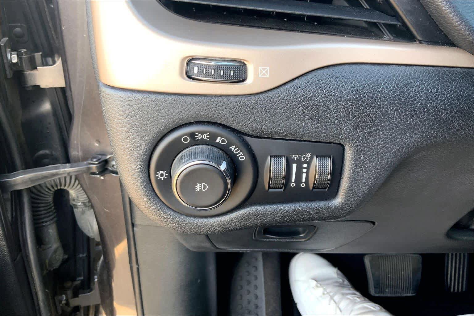 Used 2017 Jeep Cherokee Limited image 33